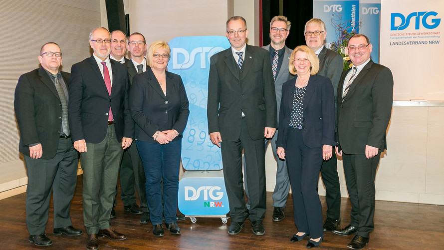 Der DSTG-Bundesvorsitzende Thomas Eigenthaler (1. Reihe, 2. v. l.), seine Stellvertreterin Andrea Sauer-Schnieber (1. Reihe, 5. v. l.) sowie sein Stellvertreter Michael Volz (1. Reihe, 1. v. l.) mit dem Landesvorsitzenden der DSTG NRW Manfred Lehmann (1. Reihe, 4. v. l.) und mit den weiteren Mitgliedern der Landesleitung Rainer Hengst (2. Reihe, 3. v. l.), Heinz Katerkamp (2. Reihe, 5. v. l.), Marc Kleischmann (2. Reihe, 2. v. l.), Jürgen Deimel (2. Reihe, 4. v. l.), Rainer Vollmer (2. Reihe, 1. v. l.) und Katja Schwarzer (1. Reihe, 3. v. l.)